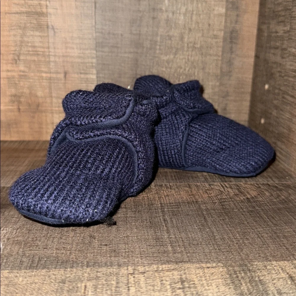 NEW IN PACKAGE Robeez Dark Blue Snap Booties-size 12–18 months